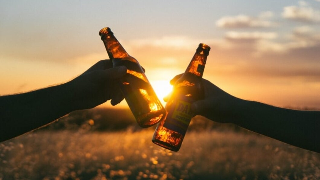 2 flesjes met de ondergaande zon