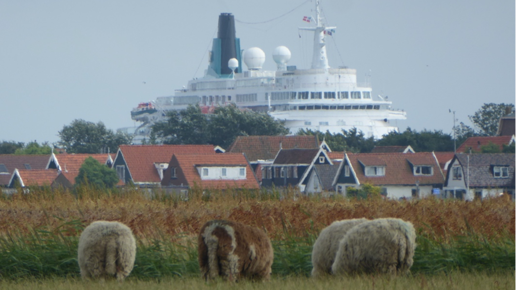 Een cruiseschip aangemeerd in Oudeschild